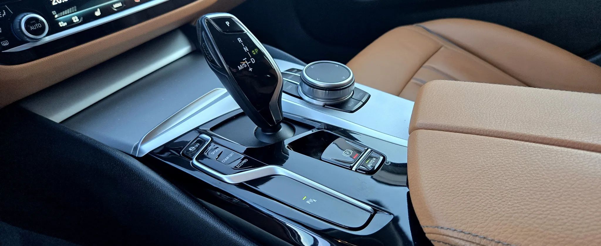 BMW Seria 5 520d Luxury Line 2022 - detal 29