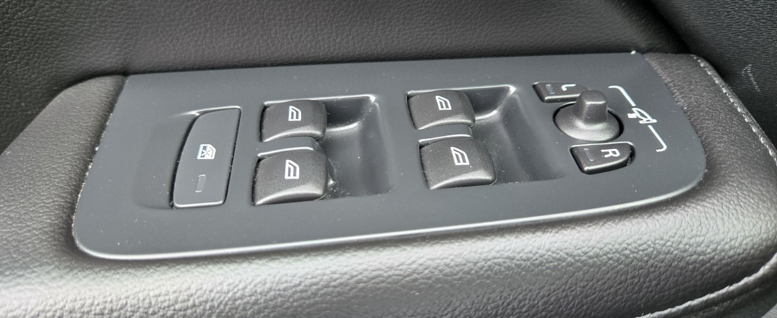Volvo V60 B3 B Geartronic Momentum Pro 2022 - detal 20